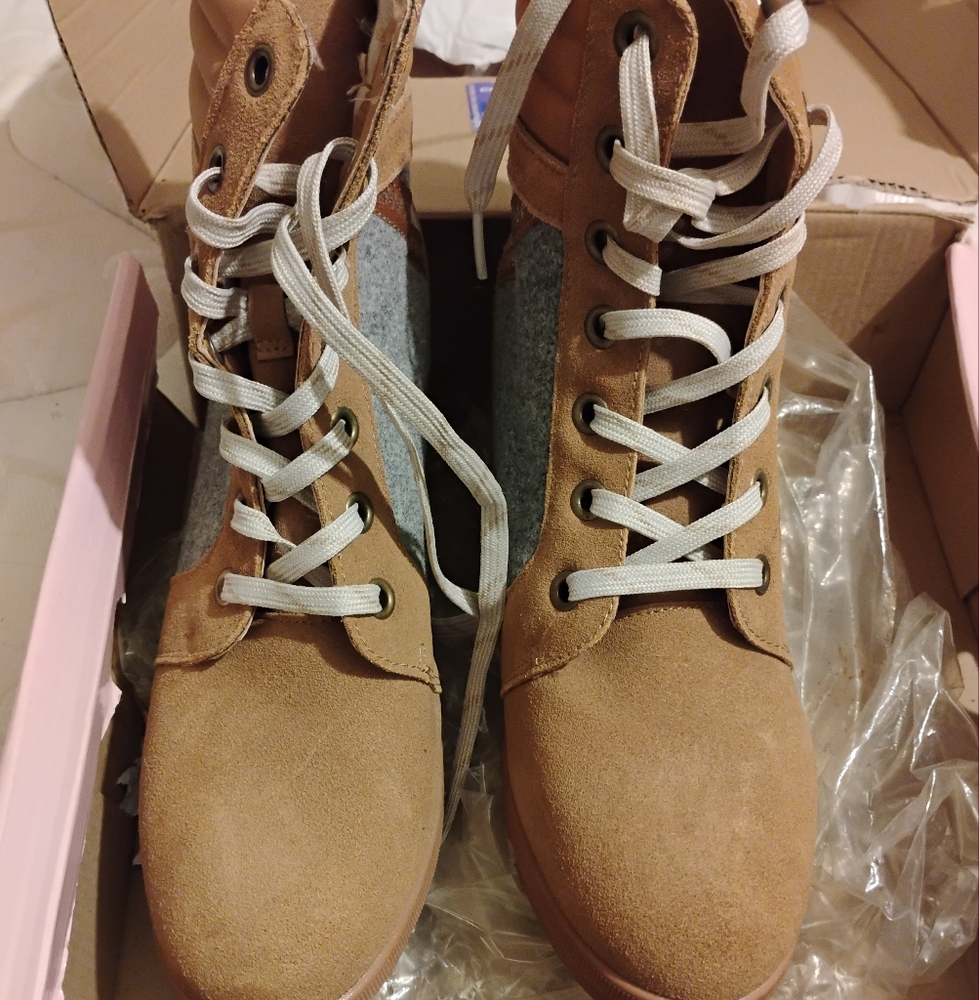 Reebox sneakers,an high top boots you buy these items as a bundle for 35